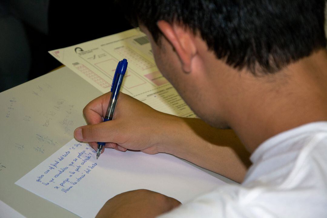 Alumno realizando un examen de la EBAU