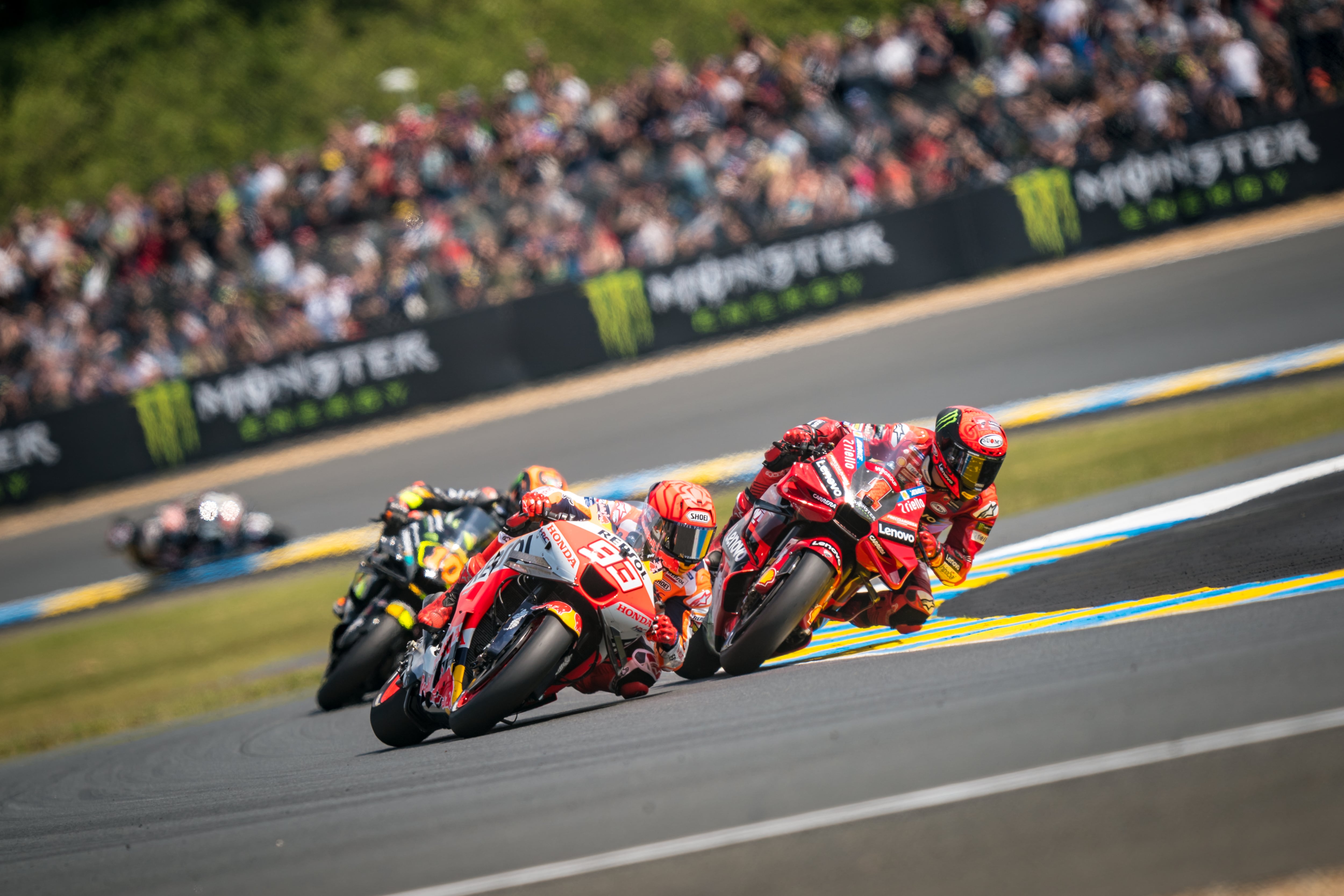 Marc Márquez peleando con Bagnaia en el GP de Francia. (Photo by Steve Wobser/Getty Images)