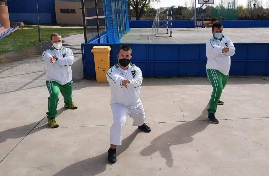 Antonio García en el centro junto a otros dos alumnos