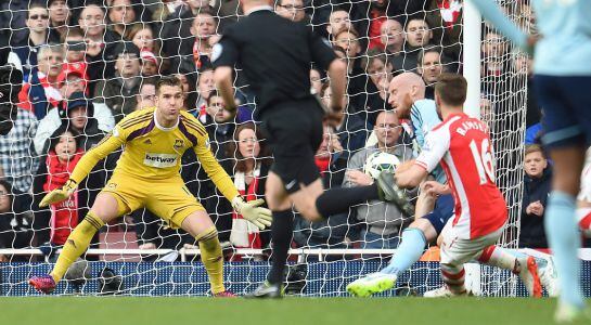 ARA1. London (United Kingdom), 14/03/2015.- Arsenal&#039;s Aaron Ramsey (R) scores his teams second goal of the the match during a English Premier League soccer match against West Ham United at the Emirates Stadium in London, Britain, 14 March 2015. (Londres) 