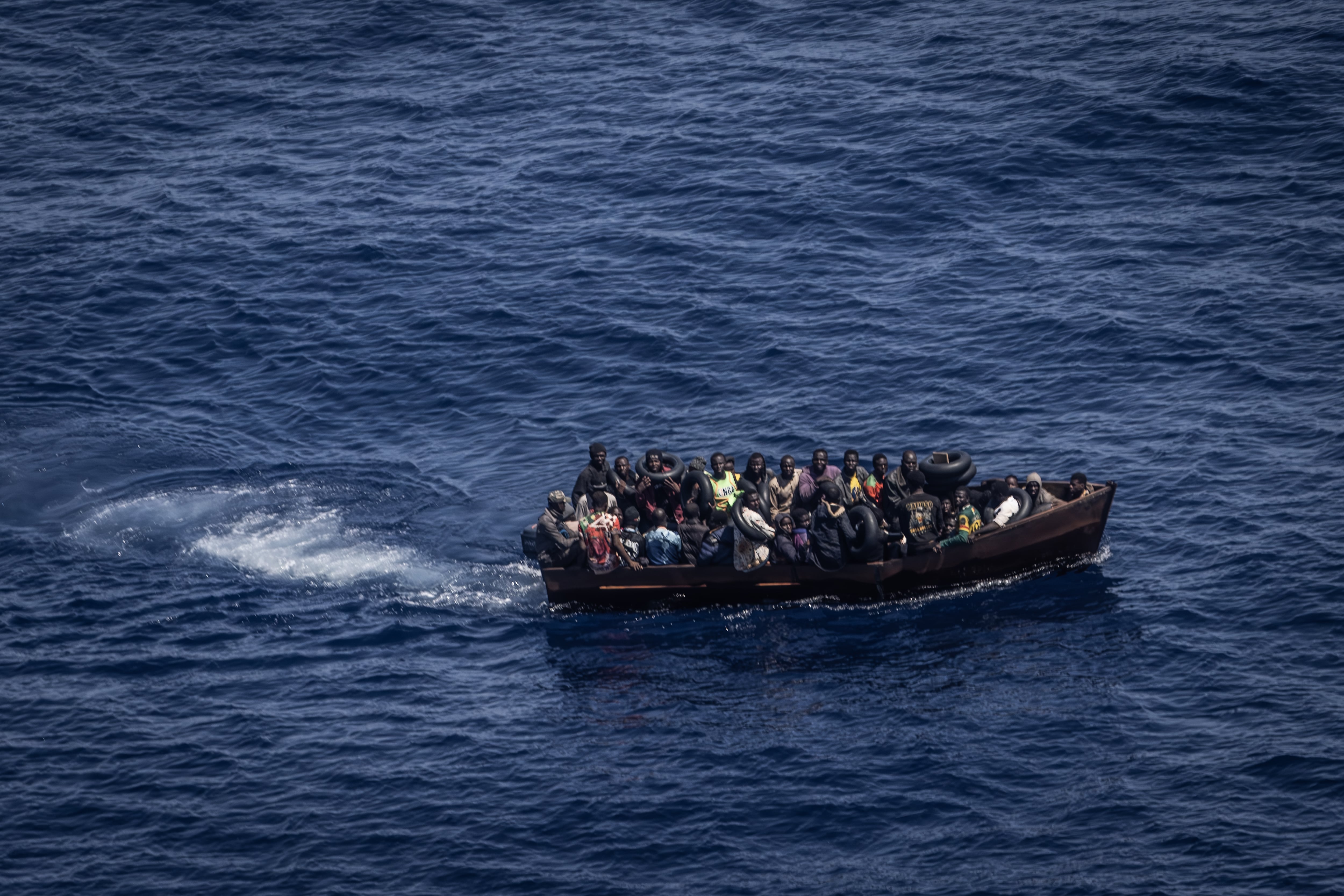 Migrantes a bordo de una embarcación cerca de la isla italiana de Lampedusa