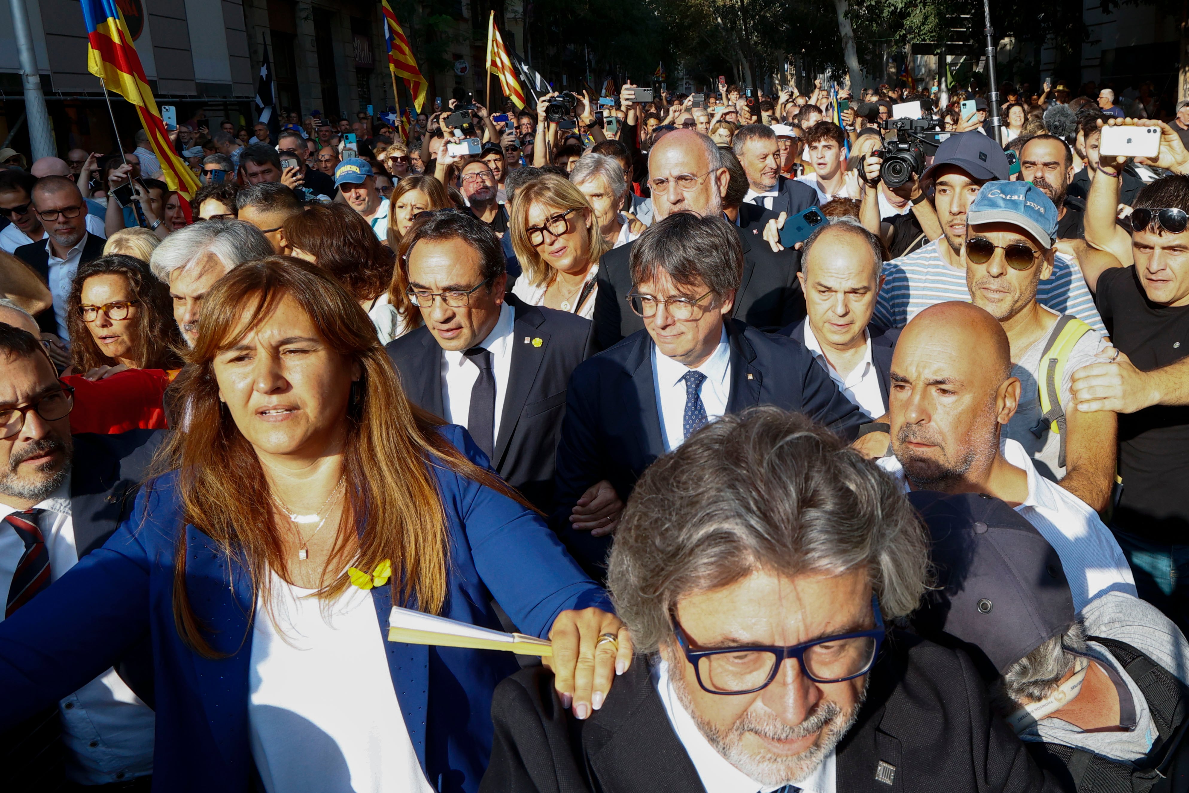 El expresidente de la Generalitat Carles Puigdemont rodeado de altos cargos de Junts en su fugaz regreso a Barcelona