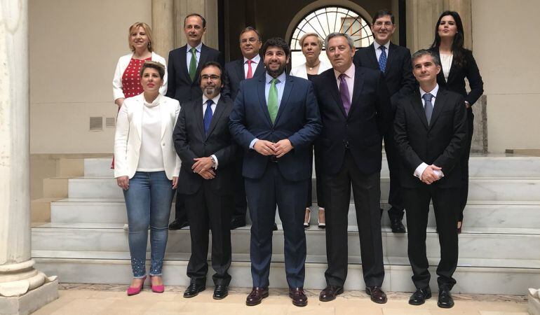 Arriba (de izquierda a derecha): Violante Tomás, Javier Celdrán, Patricio Valverde, Andela Martínez Cachá, Manuel Villegas y Miriam Guardiola. Abajo (de izquierda a derecha): Noelia Arroyo, Pedro Rivera, Fernando López Miras, Fernando de la Cierca y Migue