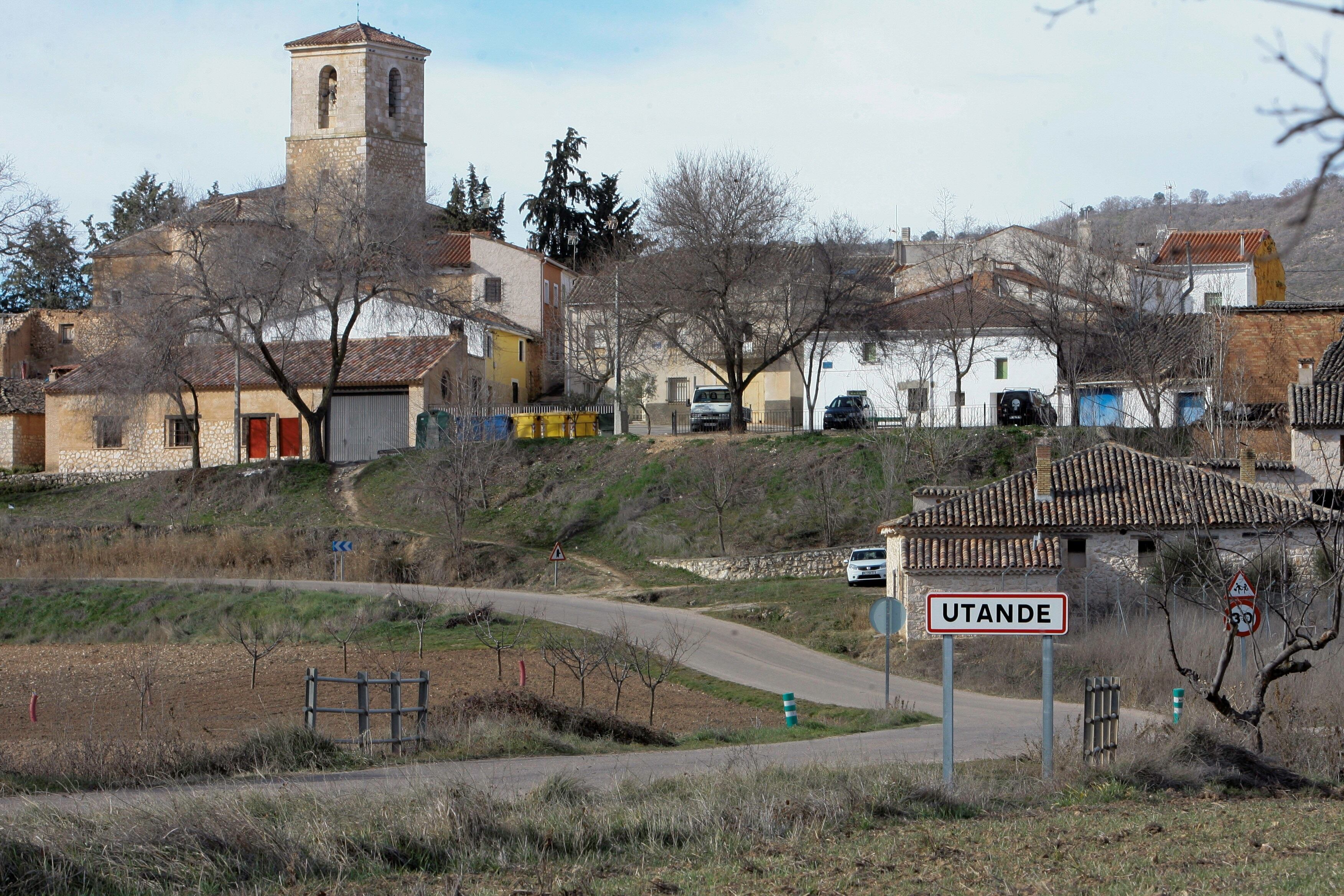 GRAF2592. UTANDE (GUADALAJARA), 06/02/2022.- Vista de la entrada al pueblo de Utande, en Guadalajara, uno de los treinta de municipios de Castilla-La Mancha que han logrado esquivar la covid-19 en casi dos años de pandemia que están a punto de cumplirse, de manera que no han registrado ningún positivo por coronavirus pese a las distintas olas del virus. pueblos con cero casos de covid. EFE/ Pepe Zamora