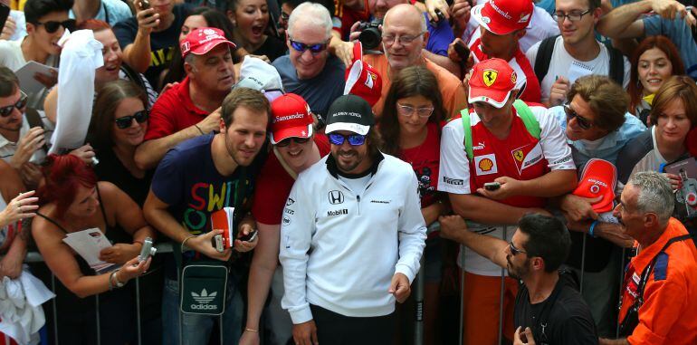 Fernando Alonso posa con aficionados a su llegada a Monza.