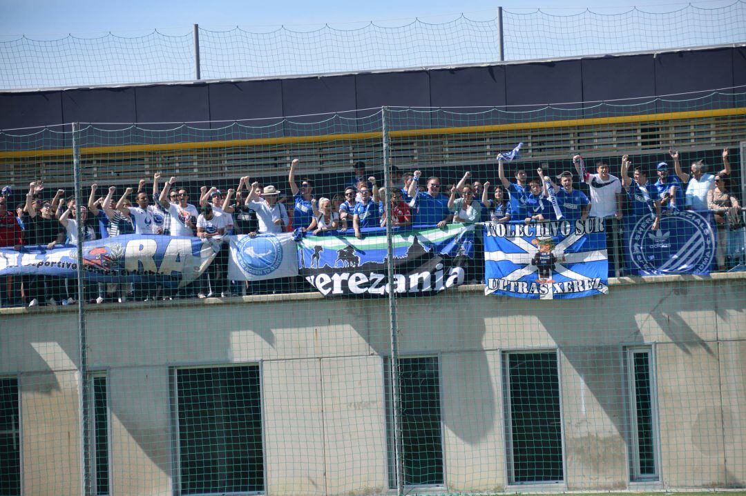 Grupo de aficionados del Xerez DFC en Cádiz