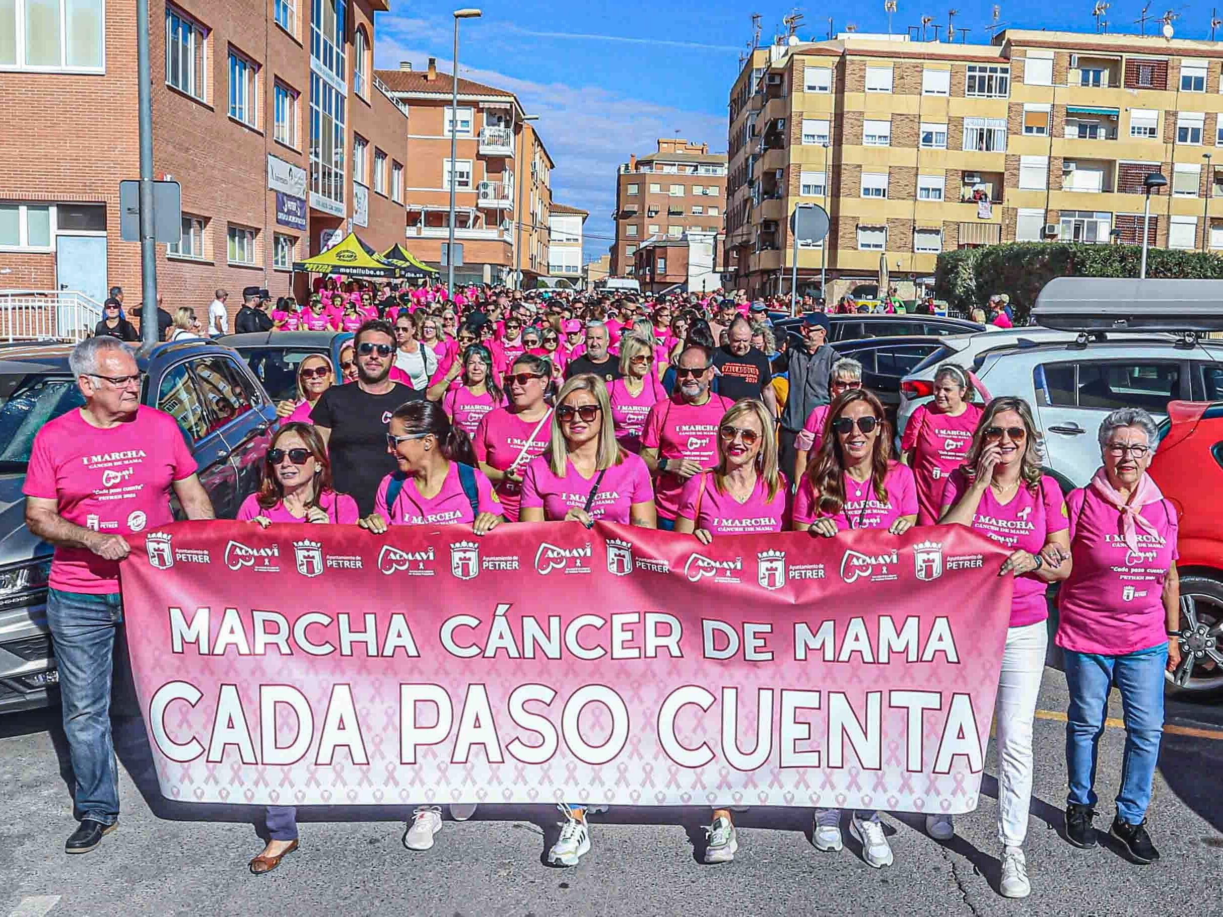 Centenares de personas durante la primera marcha solidaria contra el cáncer de mama en Petrer.