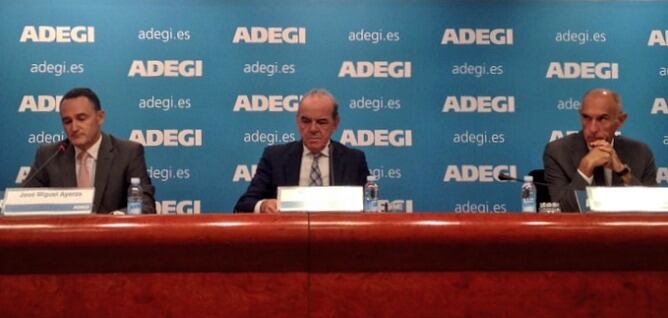 De izda. a dcha, Jose Miguel Ayerza, secretario general, Pello Gibelalde, presidente y Patxi Sasigain, director de competitividad
