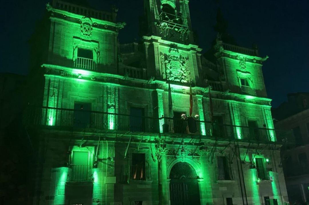 Así luce el Ayuntamiento de Astorga en tiempos de play-off