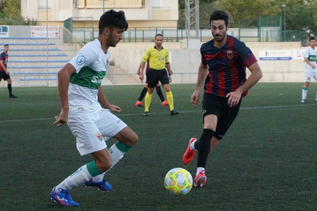Mikel Uriarte disputa un balón a un futbolista del Ilicitano