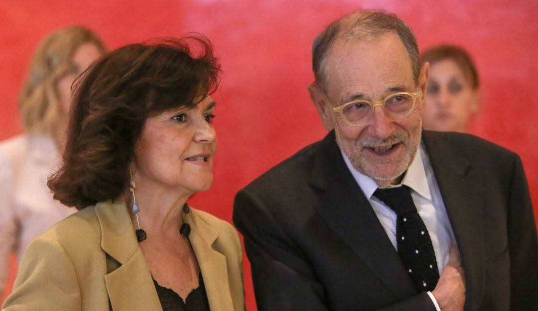 Javier Solana y Carmen Calvo homenajean a José Pedro Perez-Llorca en el Museo del Prado a finales de mayo. 