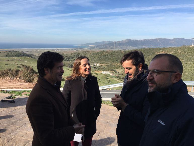 La responsable de empleo, Ana Carrera y el alcalde de Tarifa, Francisco Díaz,en el Mirador del Estrecho.