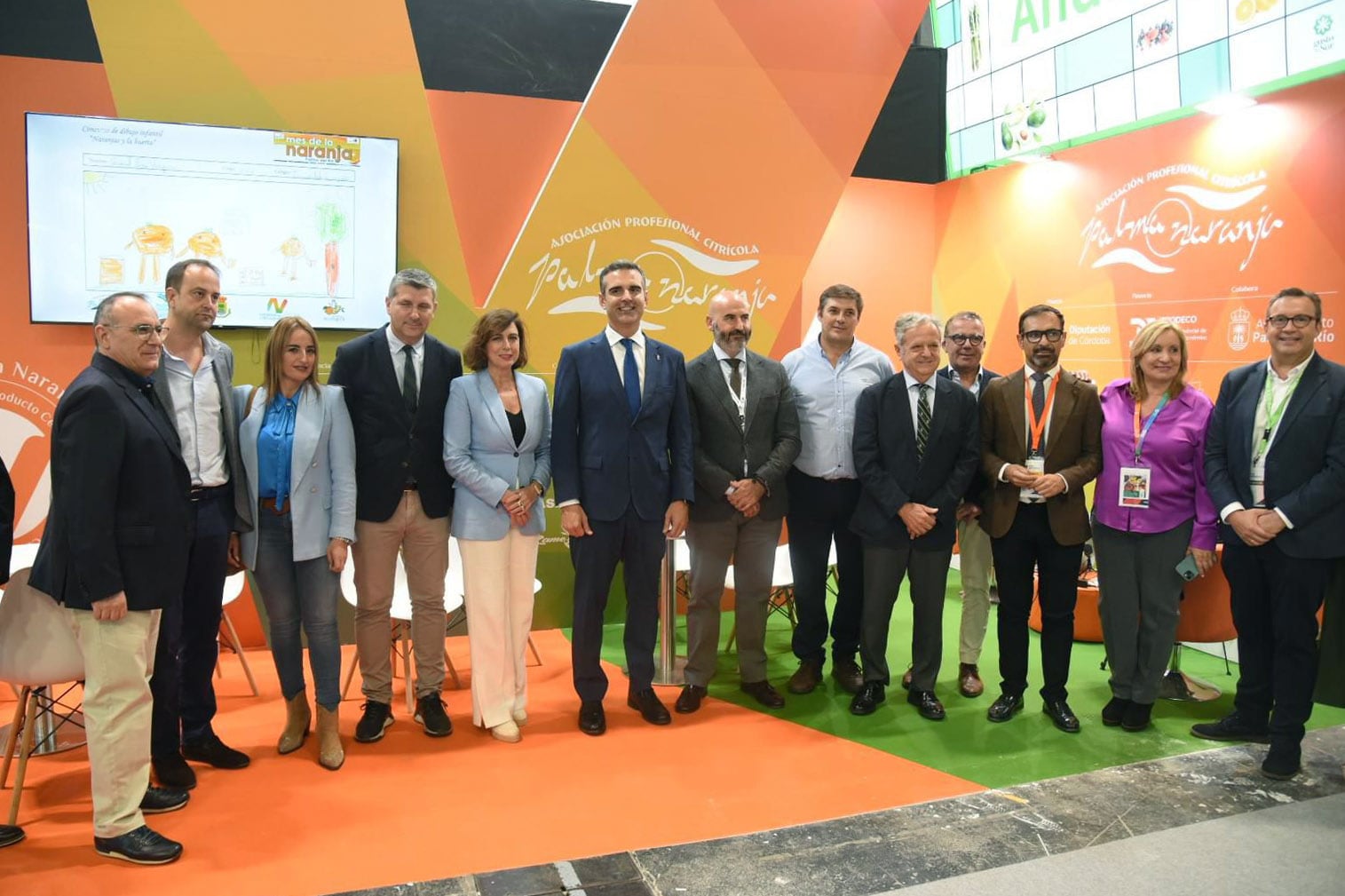 Representantes políticos en el stand de Naranjas Valle del Guadalquivir