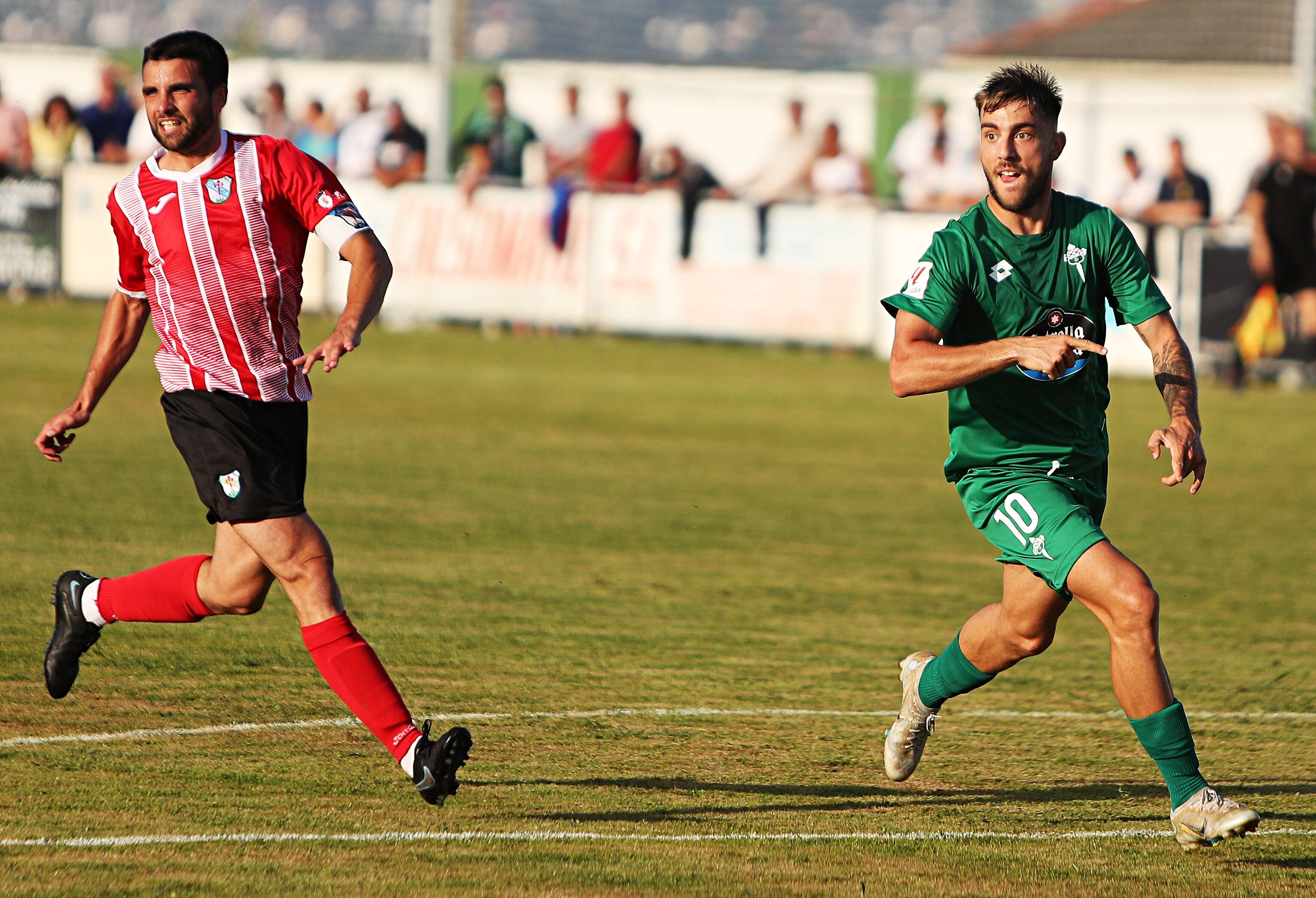 Iker Losada, en la imagen junto al local Diego Chis, fue titular en A Pedreira durante el Galicia de Mugardos-Racing (foto: Raúl Lomba / Cadena SER)