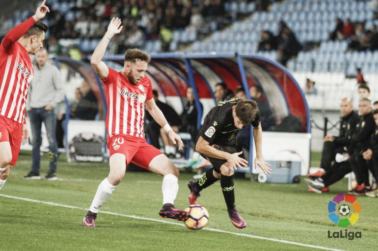 El almeriense Jos&amp;eacute; &amp;Aacute;ngel presiona al extremo del Elche Pablo Herv&amp;iacute;as