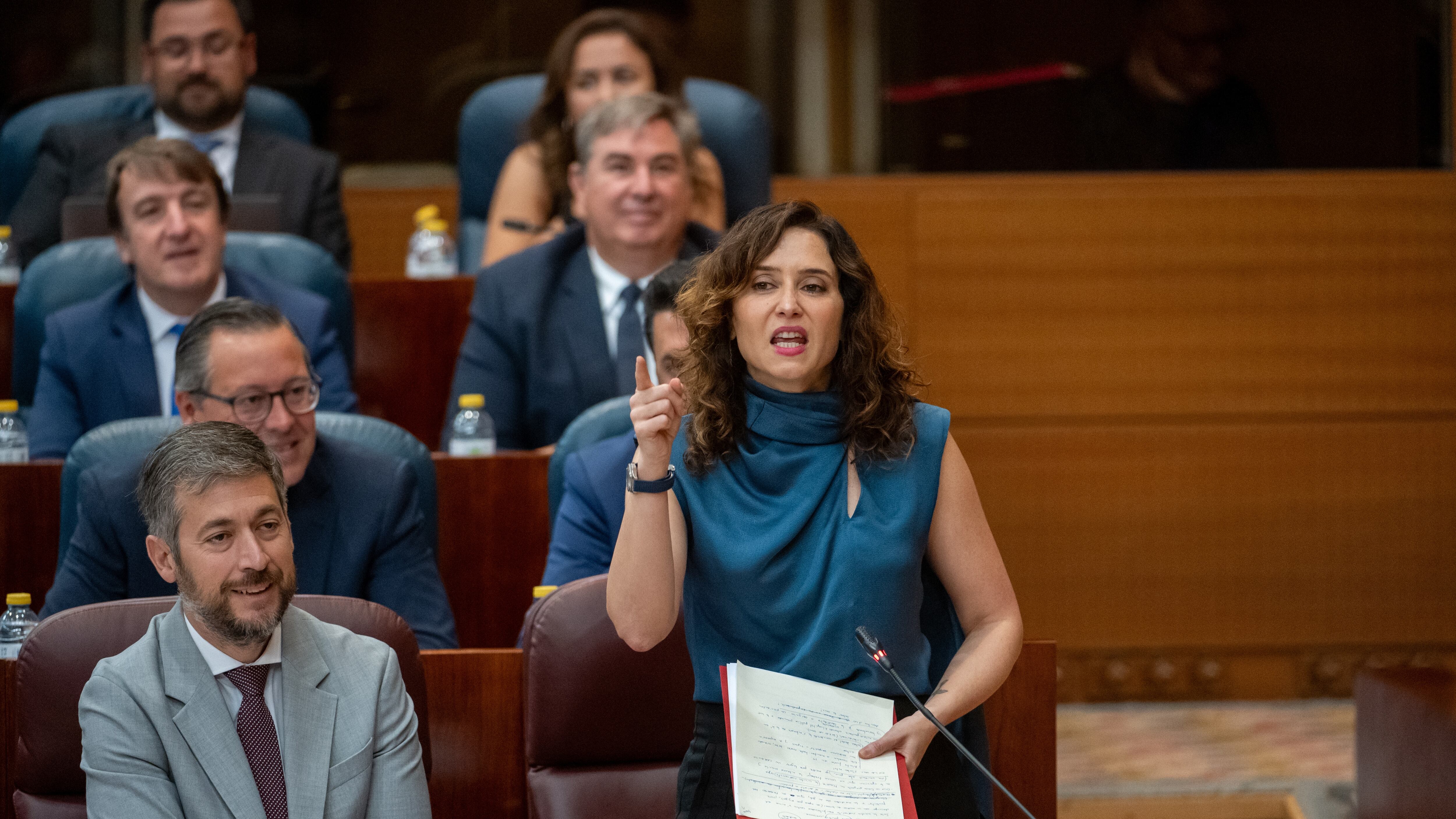 La presidenta de la Comunidad, Isabel Díaz Ayuso, interviene durante el pleno de la Asamblea de Madrid