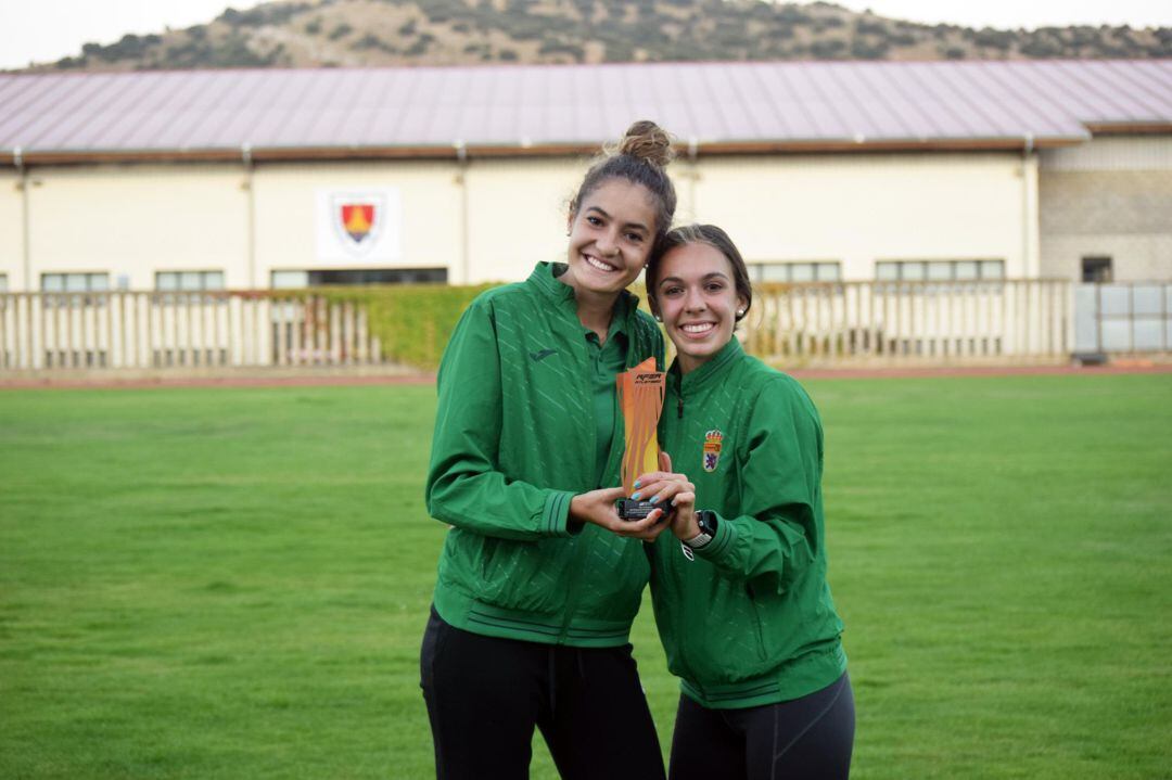 Paloma Marcos y Raquel Martínez, con el trofeo al tercer club clasificado