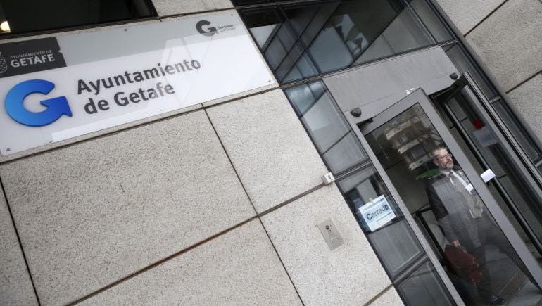 Agentes de la Policía Nacional registran dependencias del Ayuntamiento de Getafe, así como varios domicilios sociales y particulares de Madrid