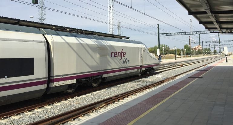 Tren AVe en la estación de Palencia