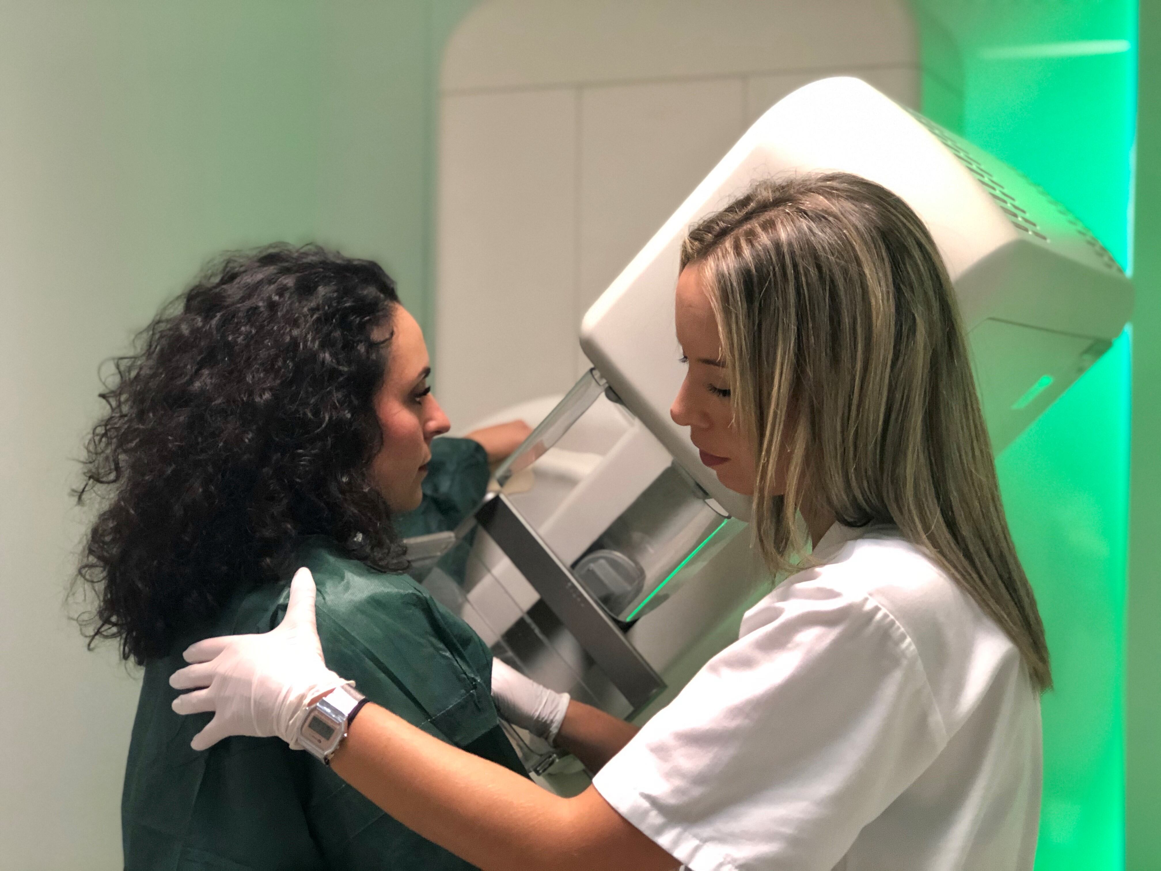 Realización de una mamografía