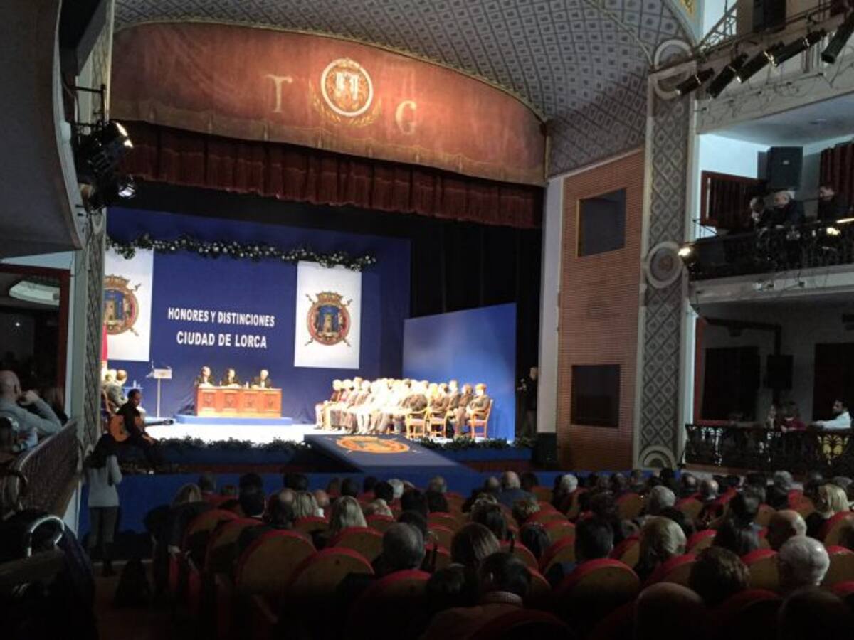 Lorca entrega sus Títulos y Distinciones