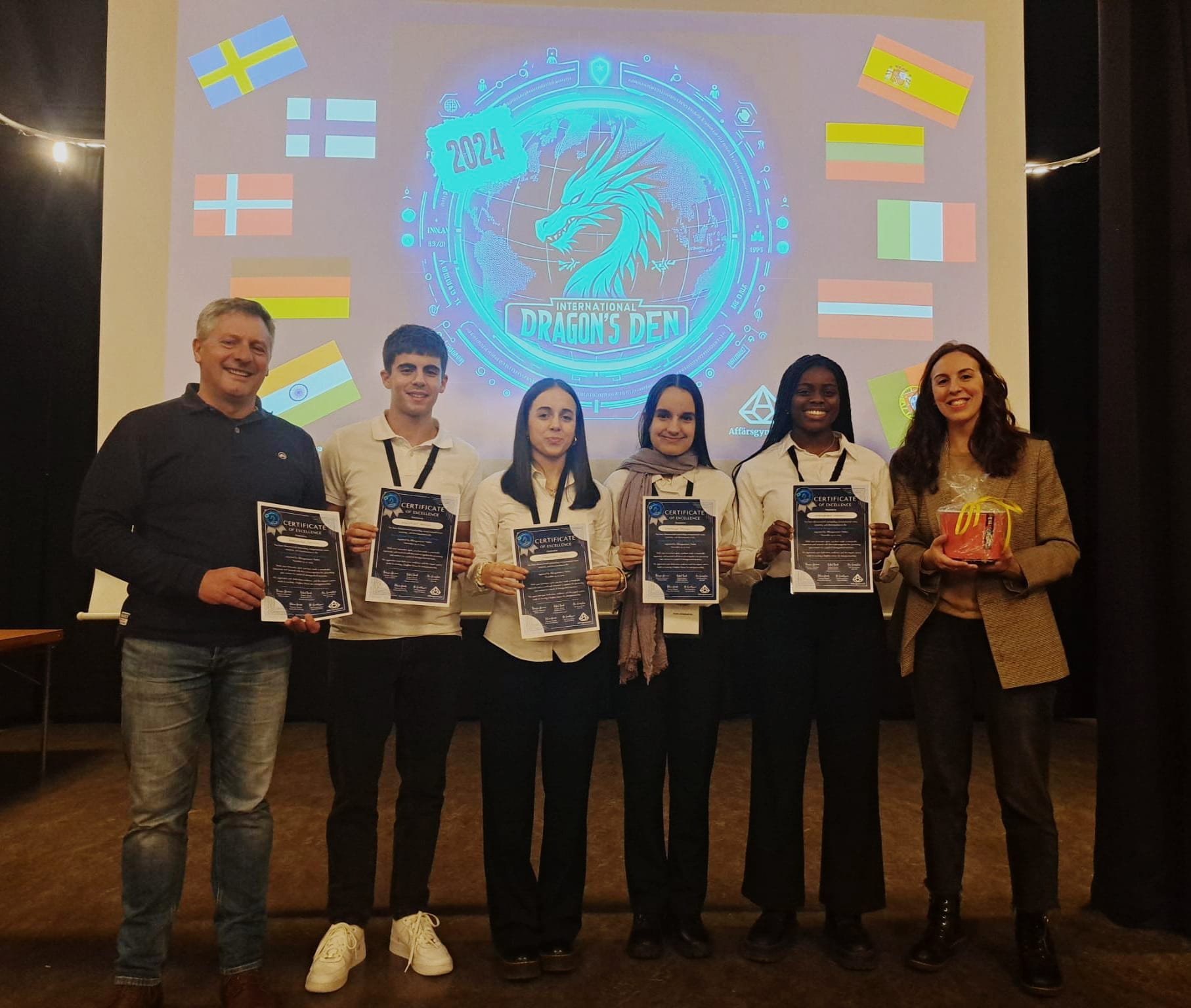 Carlos Segade, Sergio Lage, Noa Rodríguez, Nuria González, Bea Da Silva y Olga González del IES Ribeira do Louro tras ganar el International Dragon&#039;s Den.