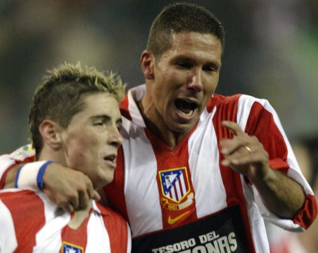 Fernando Torres y Simeone celebran un gol en enero de 2004