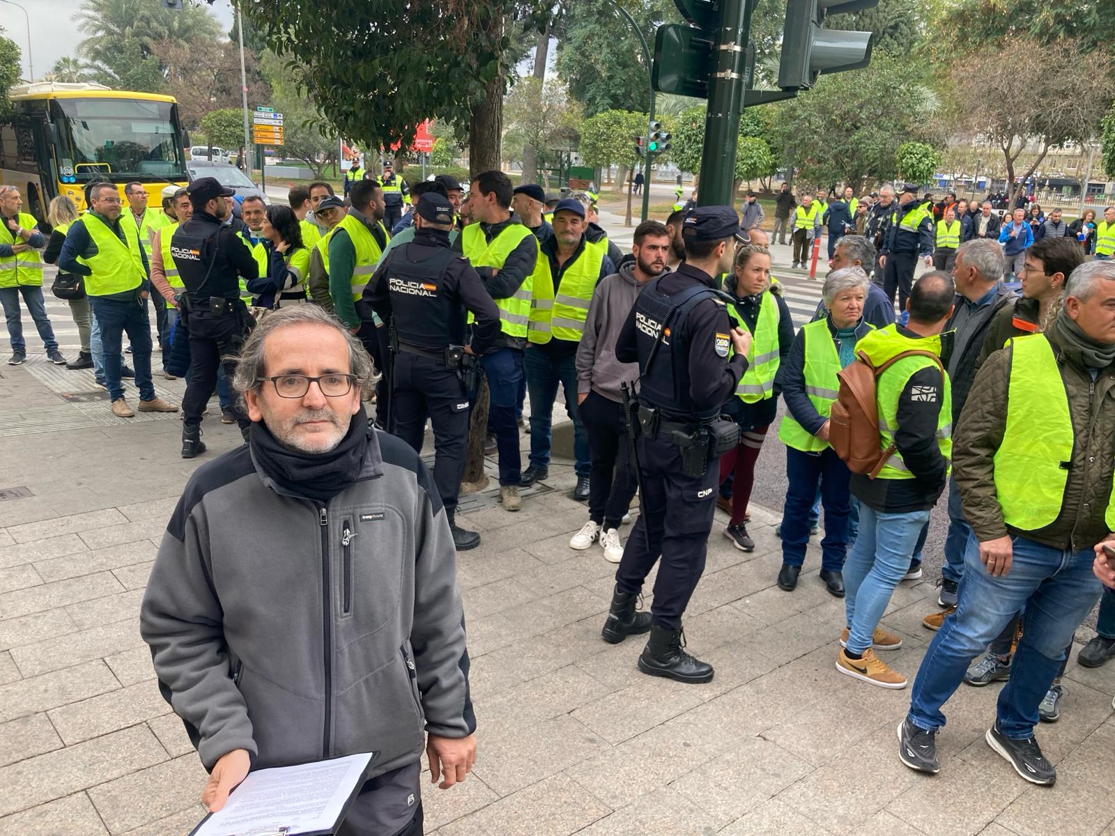 Diego Conesa a las puertas de la Delegación del Gobierno