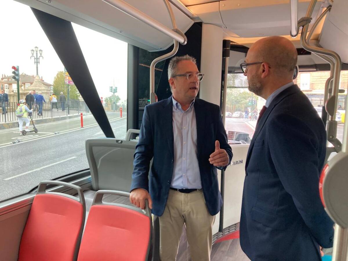 Primer día de autobús y tranvía gratis en Murcia: Los usuarios aplauden la medida, pero piden que aumenten las frecuencias