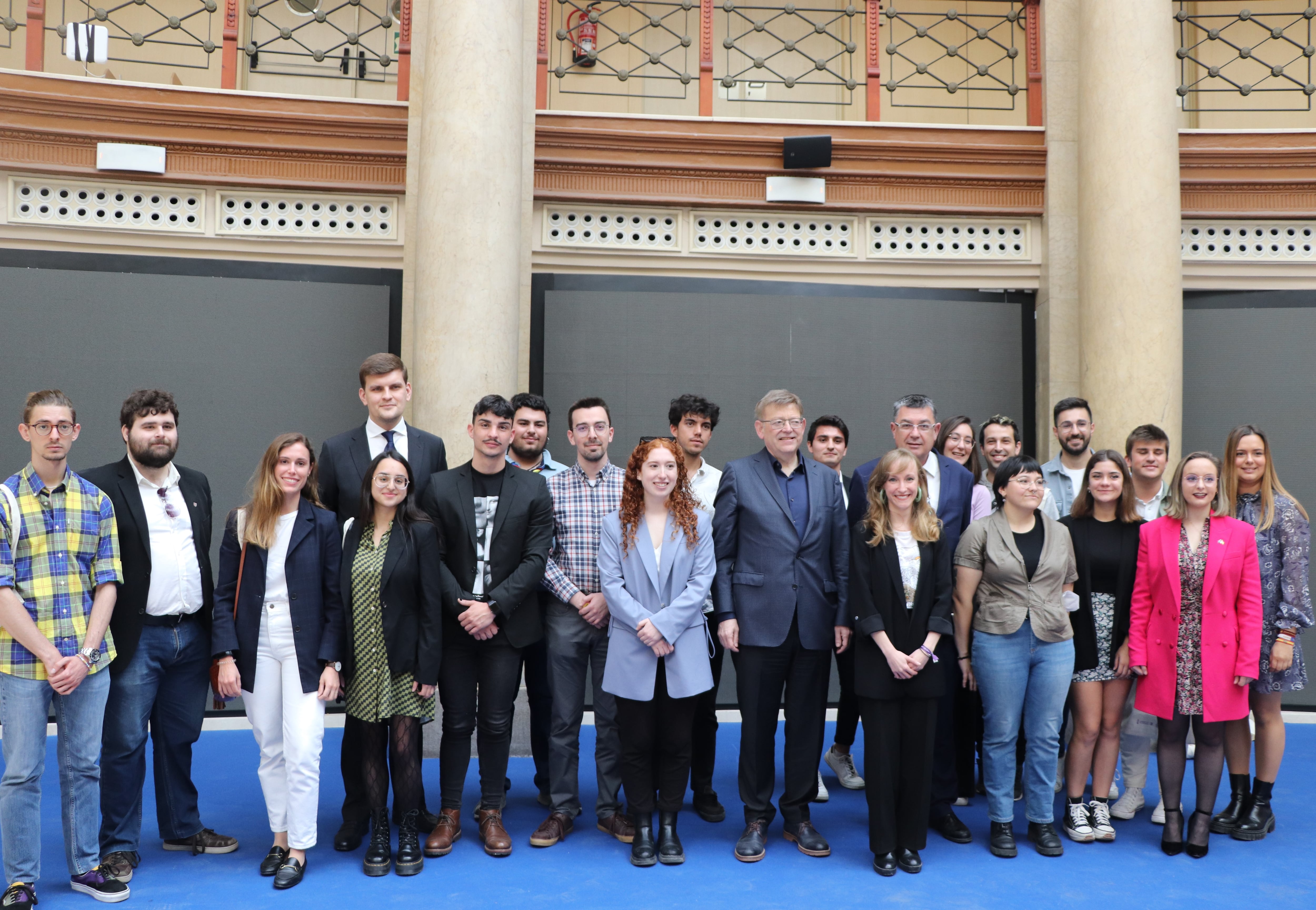 Los miembros del Consell Valencià de la Joventut, este sábado, en el acto por el Día de Europa en València.