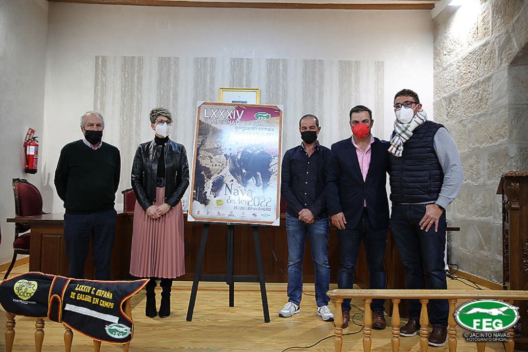 Autoridades y el autor del cartel presentan la imagen del Campeonato de Galgos