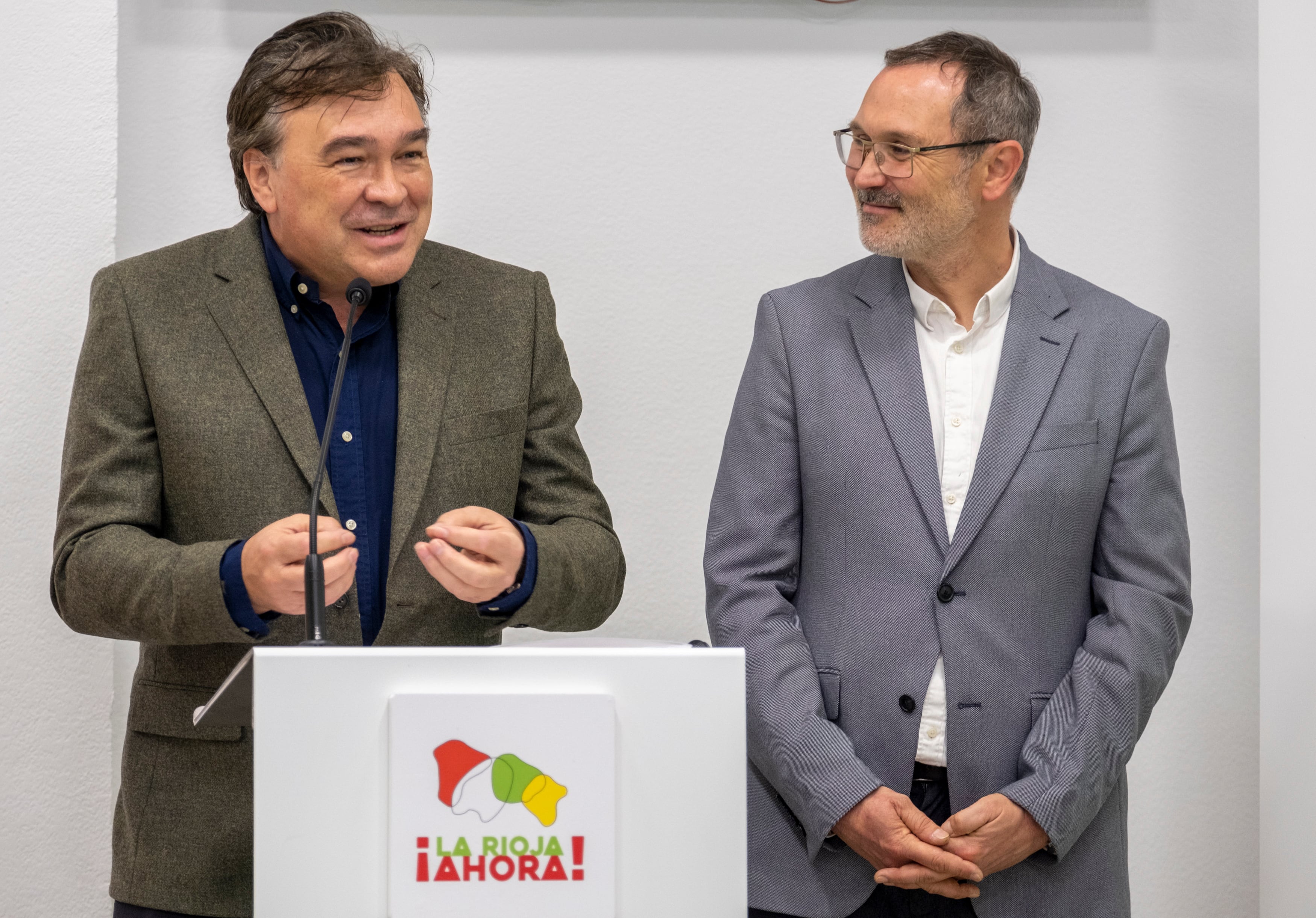 LOGROÑO (La Rioja) 02/12/2022.- El diputado nacional de Teruel Existe y coordinador general de la Federación de Partidos de España Vaciada, Tomás Guitarte (i), el presidente del PR+, Rubén Antoñanzas (d), durante la presentación este viernesen Logroño del proyecto el proyecto &quot;La Rioja Ahora!&quot;, con el que concurren a las próximas elecciones de 2023. La coalición electoral entre el Partido Riojano (PR+) y España Vaciada presentará durante el mes de diciembre su proyecto político a las bases y a los municipios, tras los que decidirán quiénes encabezan las candidaturas autonómica y municipales para los comicios de 2023. EFE/Abel Alonso
