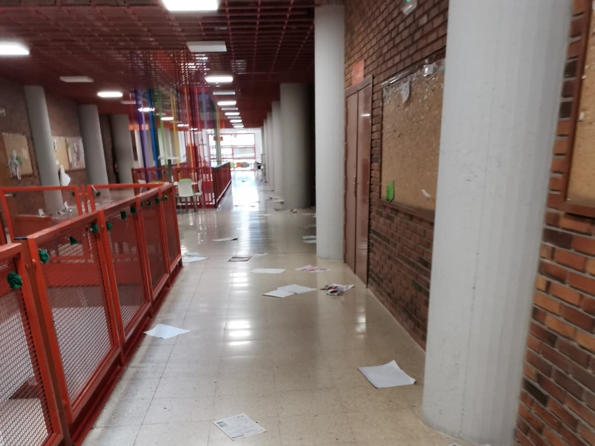 Una treintena de encapuchados asalta la Universidad Complutense para destrozar los carteles del 8M y colocar simbología de Falange