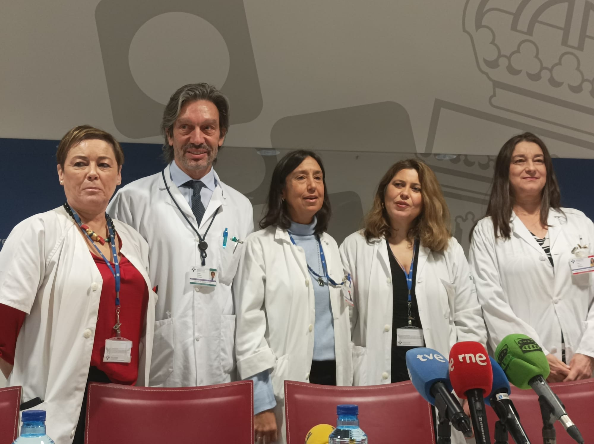 Momento de la presentación de la unidad de farmacogenética del HUCA con presencia de Victoria Álvarez (responsable del laboratorio de genética), Emilio Esteban (jefe de oncología médica), María José Villanueva (directora del hospital), Alejandra Fernández (subdirectora de atención sanitaria y salud pública del área IV) y Ana Lozano (directora de la unidad de gestión clínica de farmacia)