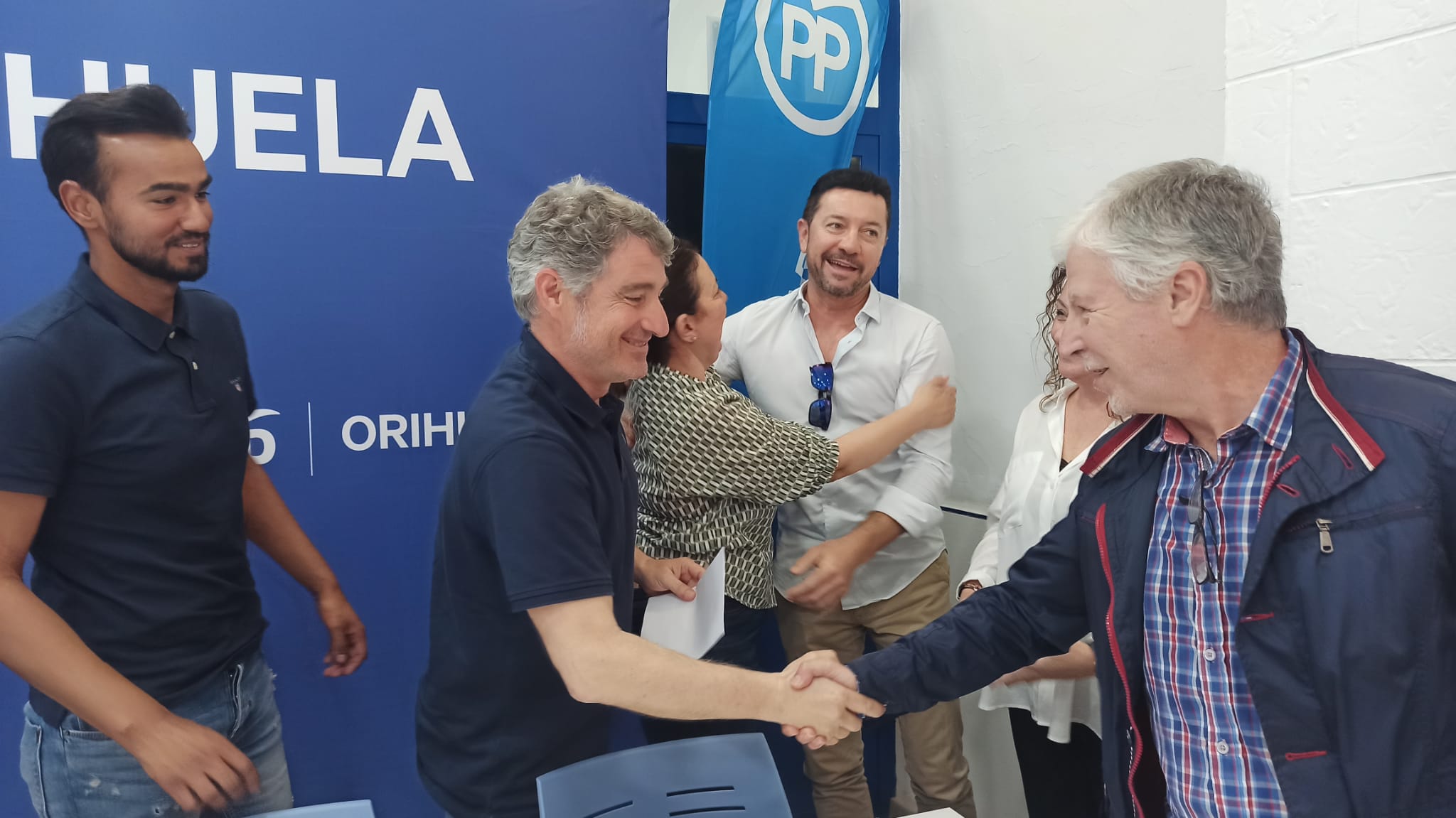 José Vegara, saludandeo a militantes en la sede del PP, cuando aún era candidato a la Alcaldía de Orihuela