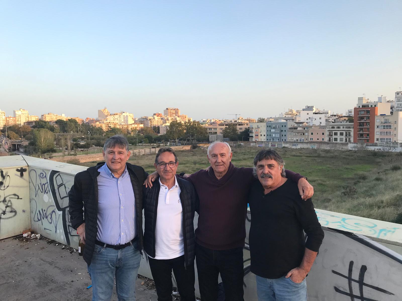 Rolando Barrera, Damià Amer, Juan Luis Riado y Rafa Gallardo, junto al solar del antiguo Lluís Sitjar.