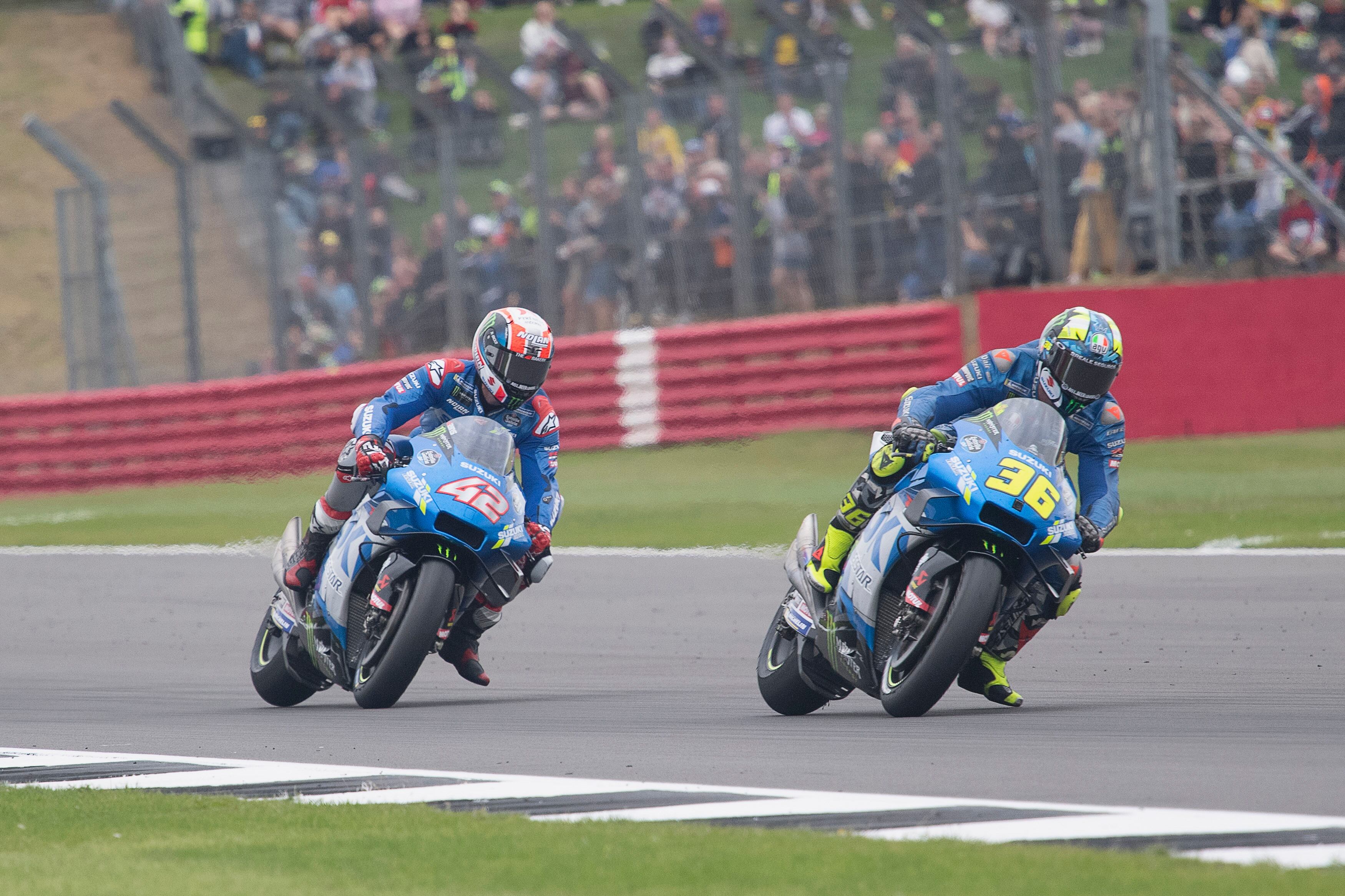 Joan Mir y Alex Rins, durante el Gran Premio de Reino Unido