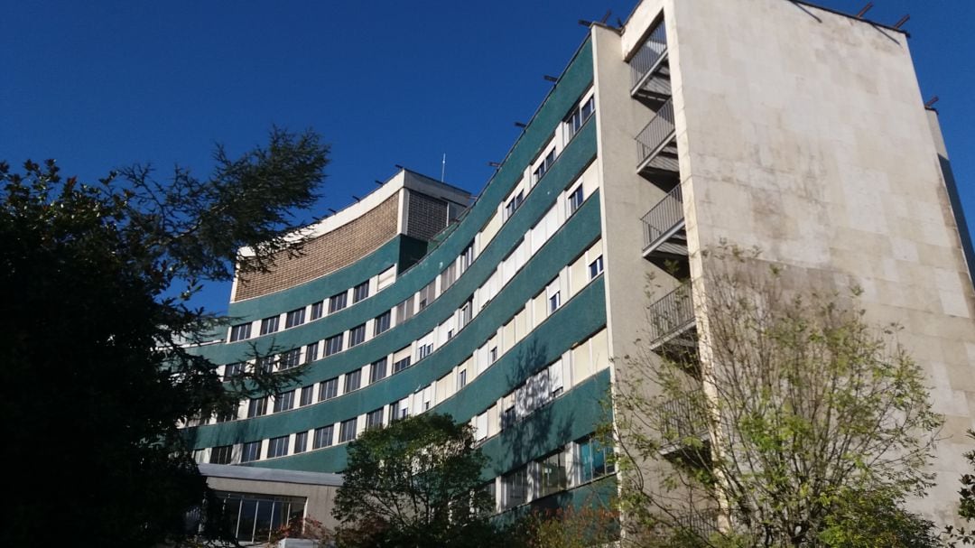 Edificio de Maternidad en el recinto del antiguo HUCA, en El Cristo