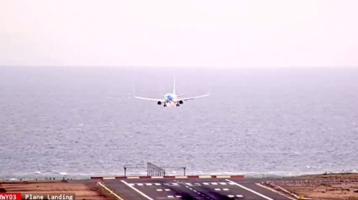 Aterrizaje de un avión con problemas en los flaps en el aeropuerto César Manrique Lanzarote.