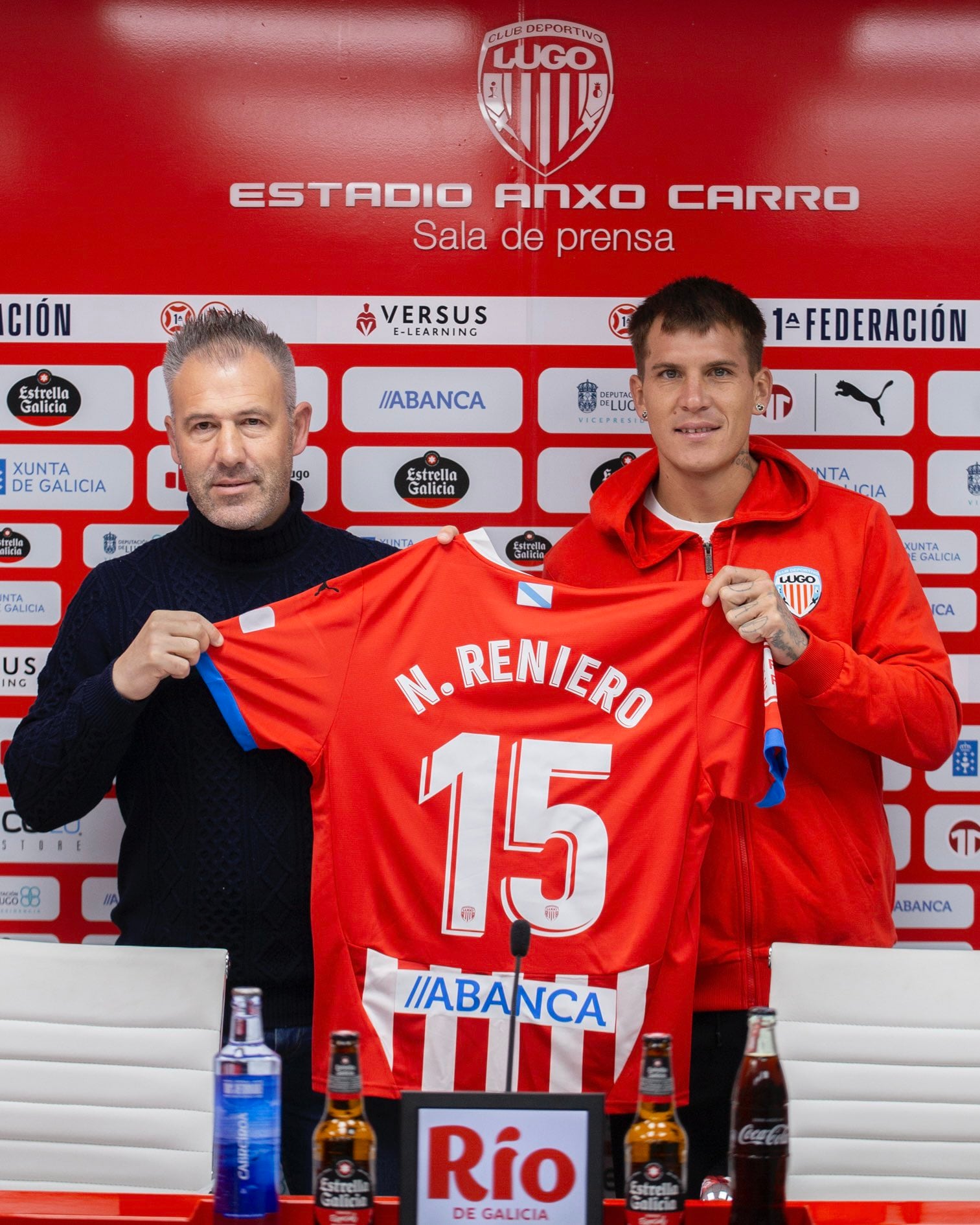 Roberto Sáez y Nicolás Reniero durante la presentación del futbolista argentino con el CD Lugo