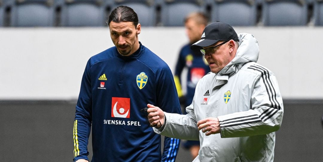 Zlatan Ibrahimovic, durante un entrenamiento con la selección de Suecia junto al entrenador Janne Andersson