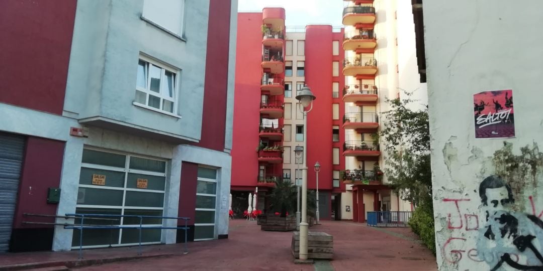 Vista del edificio aislado en Zizurkil tras detectarse varios positivos por coronavirus. 