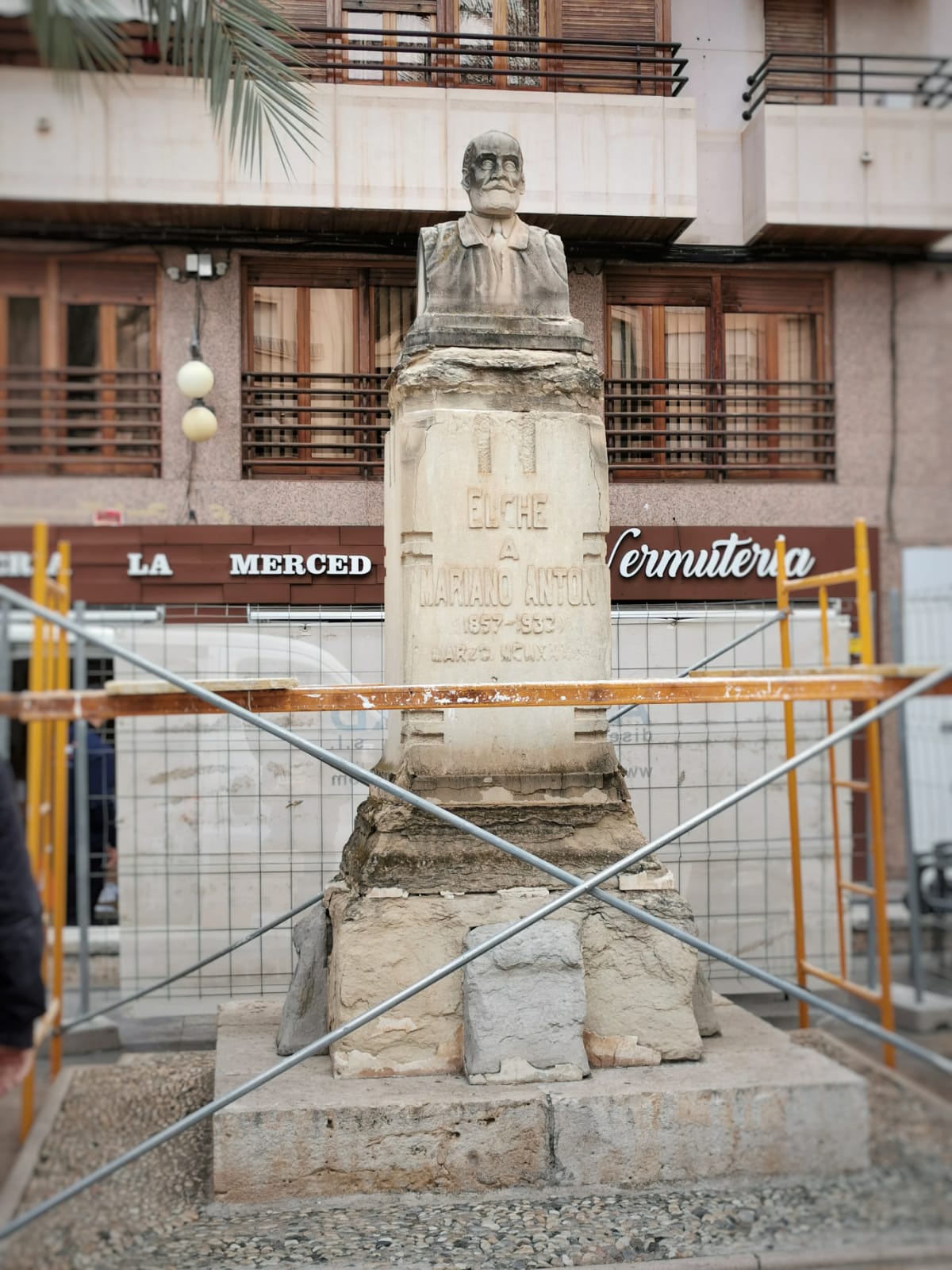 Monumento a Mariano Antón en obras