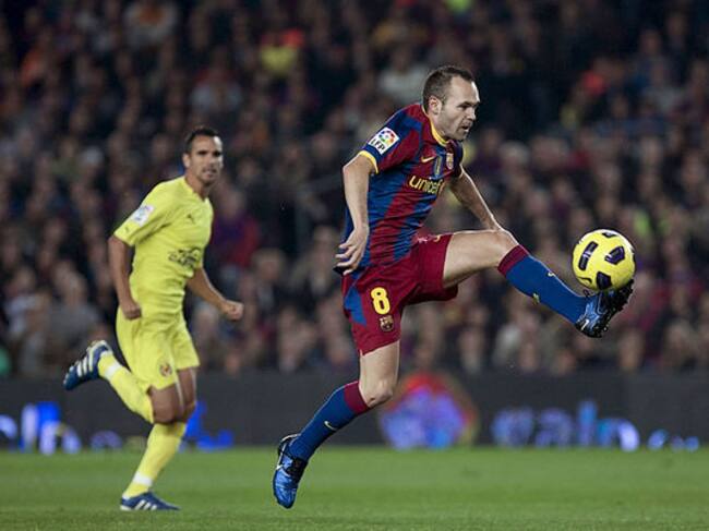 Iniesta controla el balón