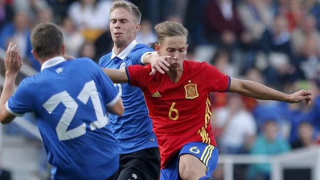 Marcos Llorente trata de controlar el balón ante los jugadores de Estonia Paju y Ainsalu.