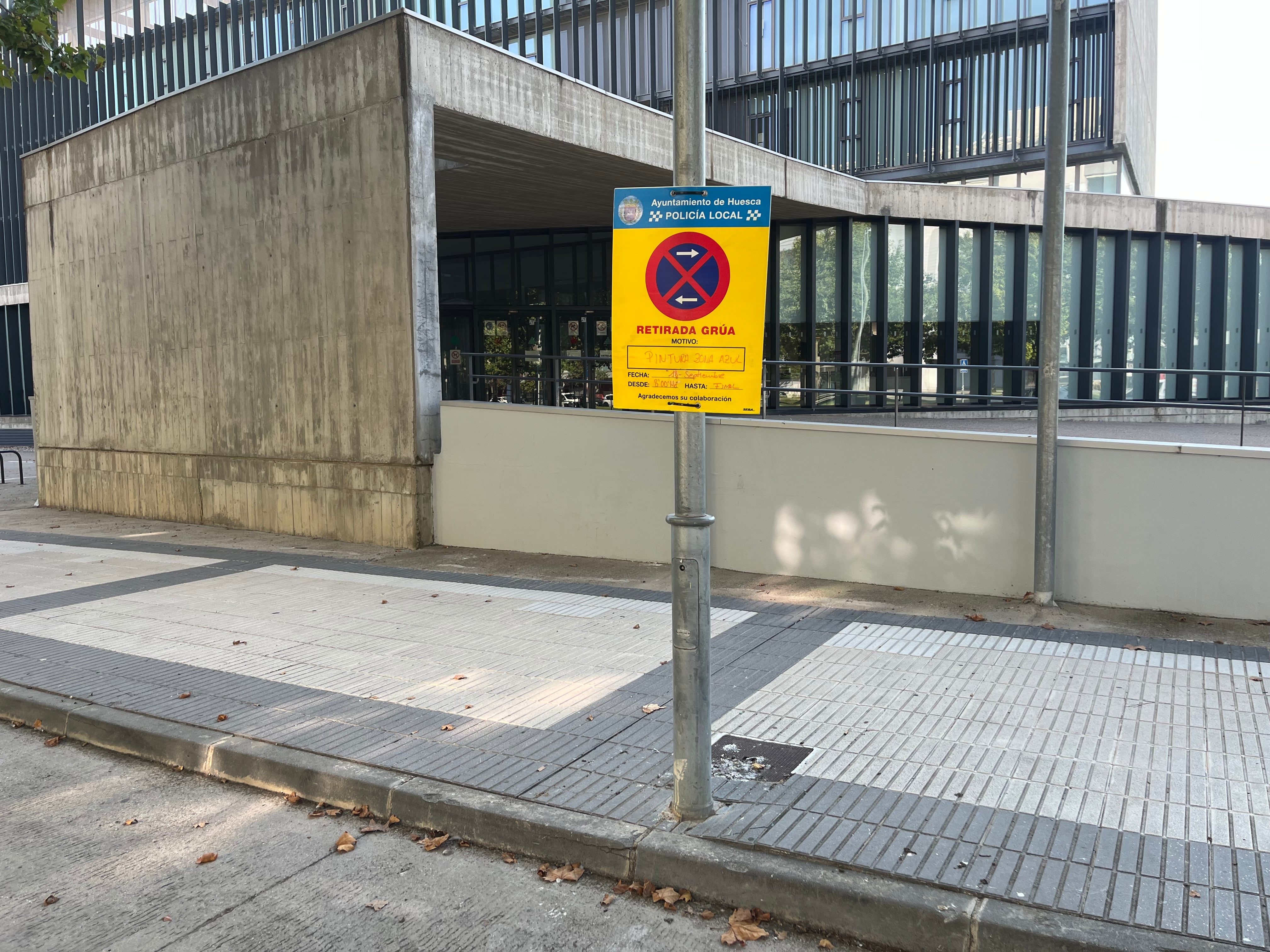 Señal que advierte del inicio de los trabajos de pintado de la zona azul