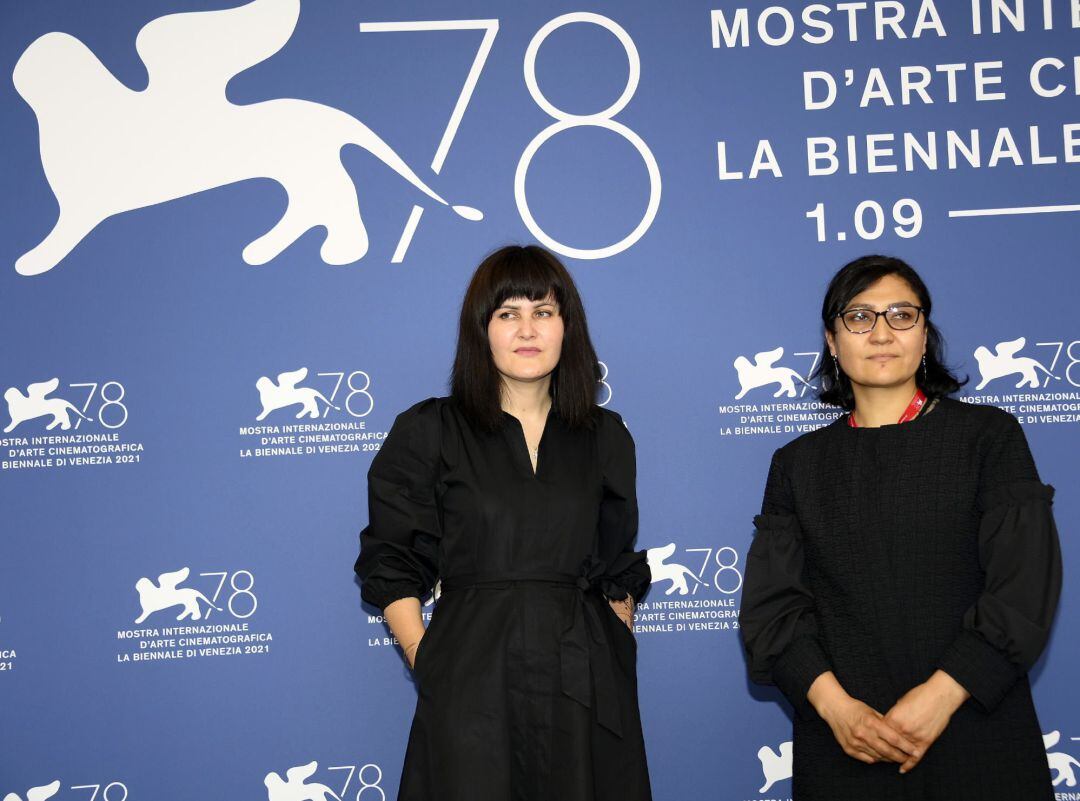 Las cineastas afganas Sahraa Karimi y Sarah Mani en el photocall de la edición número 78 del festival de Cine de Venecia  
 