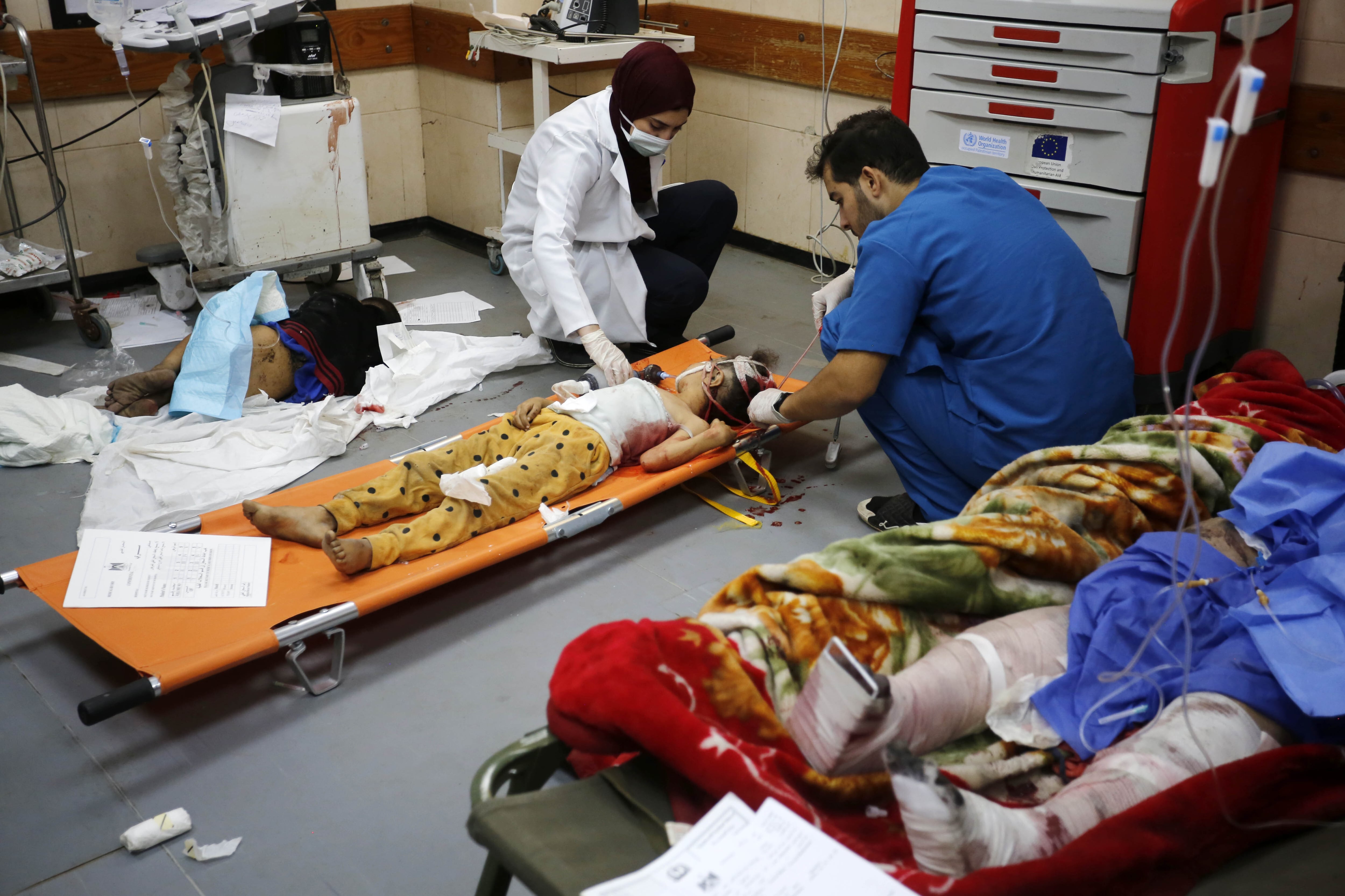 Sanitarios atienden a un niño en el hospital de Deir Al-Balah, en Gaza