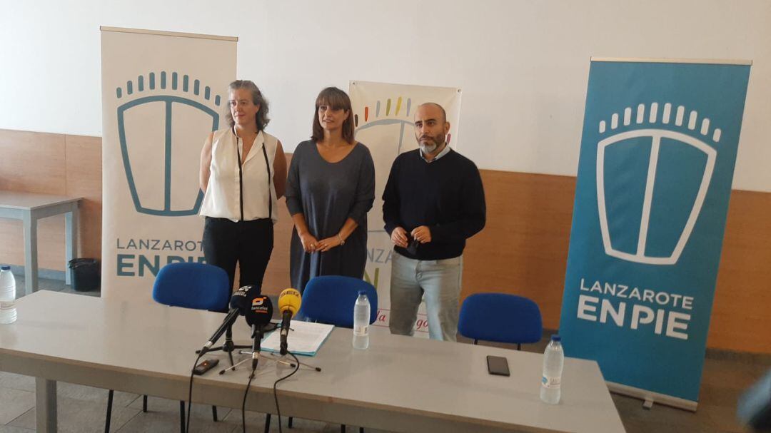 De izquierda a derecha: Esther Gómez, Leticia Padilla y Leandro Delgado, concejales de Lanzarote en Pie en el Ayuntamiento de Arrecife.