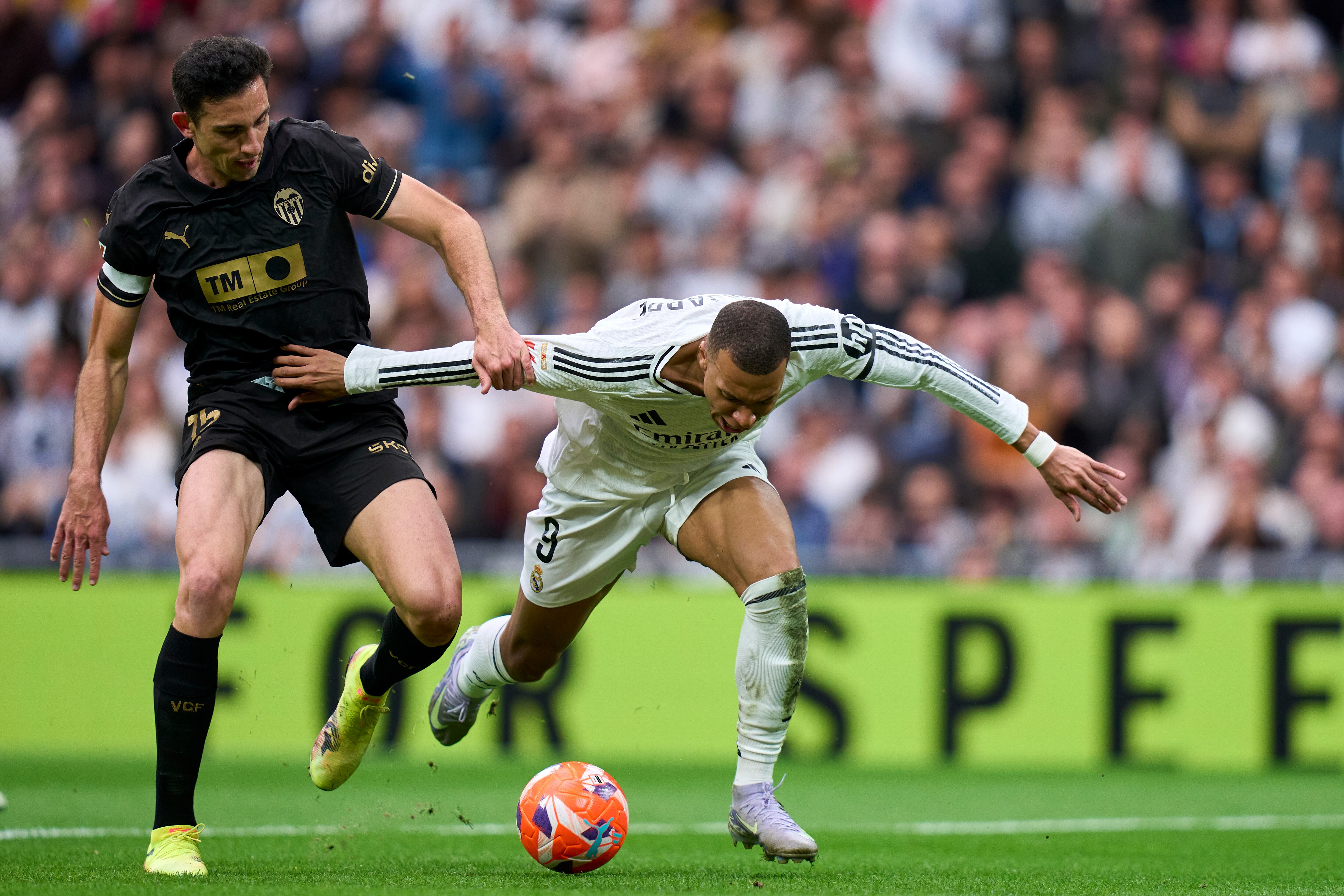 La caída de Mbappé por la que Cuadra Fernández decretó penalti